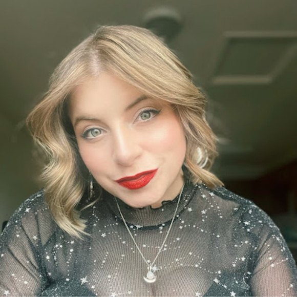 Meet the Posher Other - Meet your Posher, Holly